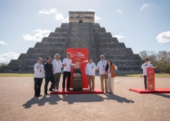 Trofeo de la Copa Mundial de la FIFA brilla en el corazón de Chichén Itzá