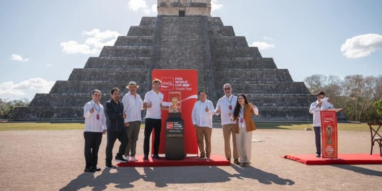 Trofeo de la Copa Mundial de la FIFA brilla en el corazón de Chichén Itzá