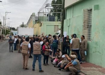Trabajadores de vectores encadenan Secretaría de Salud por falta de pagos
