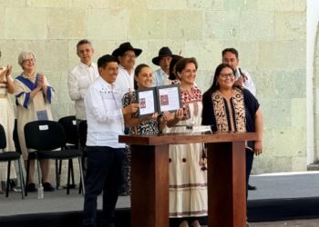Presentan timbre postal por los 200 años de Margarita Maza de Juárez