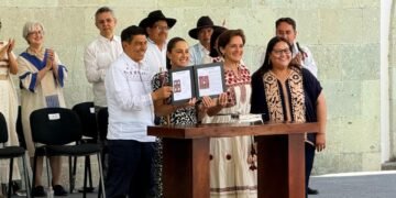 Presentan timbre postal por los 200 años de Margarita Maza de Juárez