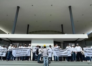 Jubilados de la CFE rechazan reforma al artículo 127; piden apoyo al Congreso