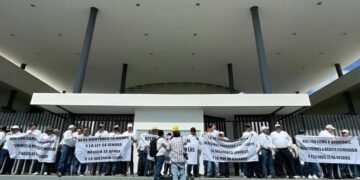 Jubilados de la CFE rechazan reforma al artículo 127; piden apoyo al Congreso