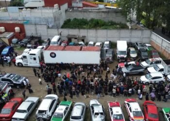 Hallan a 229 migrantes encerrados en tráiler en Veracruz