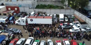 Hallan a 229 migrantes encerrados en tráiler en Veracruz