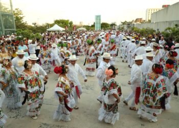 Más de mil 800 jaraneros llenan de tradición el Gran Museo del Mundo Maya