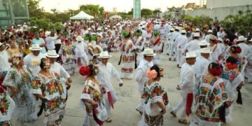 Más de mil 800 jaraneros llenan de tradición el Gran Museo del Mundo Maya