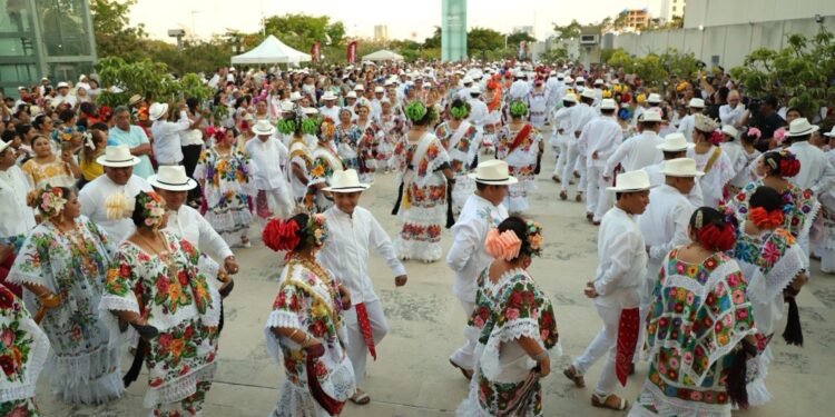 Más de mil 800 jaraneros llenan de tradición el Gran Museo del Mundo Maya