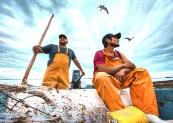 Pescadores afectados por derrame de hidrocarburos recibirán 15 mil pesos de apoyo