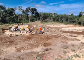 Descubren y restauran cancha maya preclásica en la selva de Yucatán