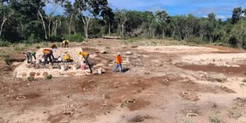 Descubren y restauran cancha maya preclásica en la selva de Yucatán
