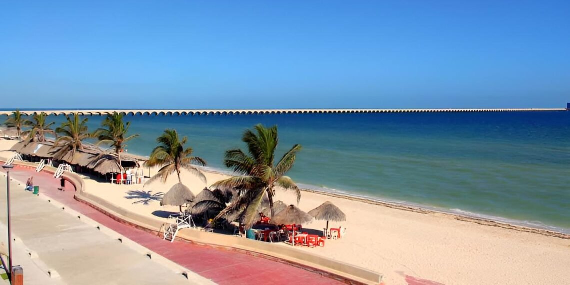 Manchas en el mar de Progreso encienden alertas ¿hay fuga en ductos de Pemex?
