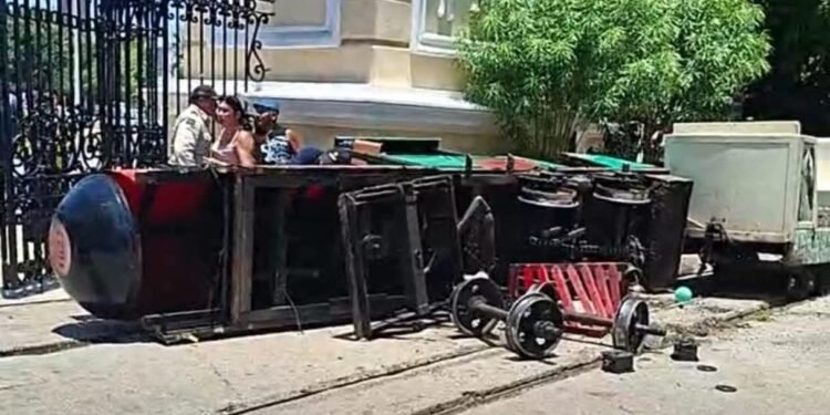 Susto en el Centenario: trenecito se descarrila y deja tres lesionados