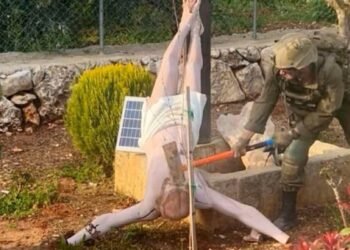 Indignación global: militar israelí rompe crucifijo en aldea cristiana del Líbano