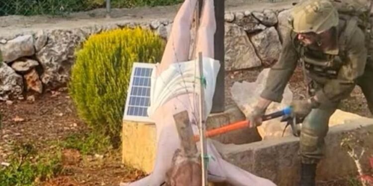 Indignación global: militar israelí rompe crucifijo en aldea cristiana del Líbano