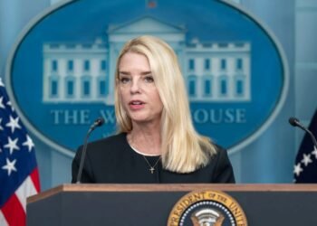 Pam Bondi deja la Fiscalía General de EU; Trump nombra interino a Todd Blanche