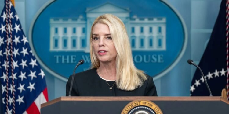 Pam Bondi deja la Fiscalía General de EU; Trump nombra interino a Todd Blanche
