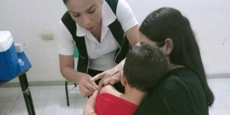 Baja intensidad del brote de sarampión en México mientras avanza vacunación masiva