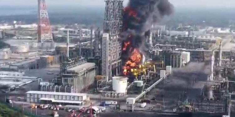 Incendio en Dos Bocas es controlado; no hay lesionados, informa Sheinbaum