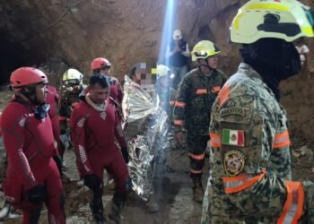 Rescatan con vida a minero tras 14 días atrapado; lo trasladan a Mazatlán