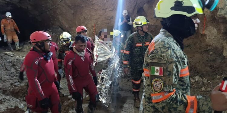 Rescatan con vida a minero tras 14 días atrapado; lo trasladan a Mazatlán