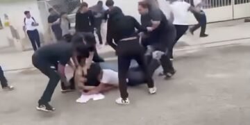 Violencia escolar: padres y estudiantes protagonizan pelea en una secundaria