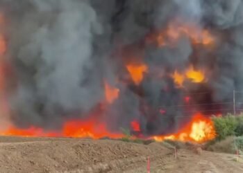 Alerta máxima en Arizona: fuego devora Buckeye y sigue avanzando sin control