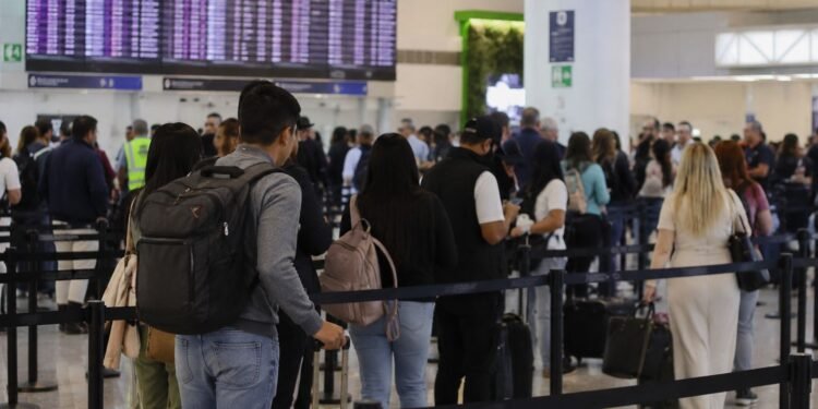 Aerolíneas mexicanas refuerzan controles por ébola; estas personas no podrán ingresar