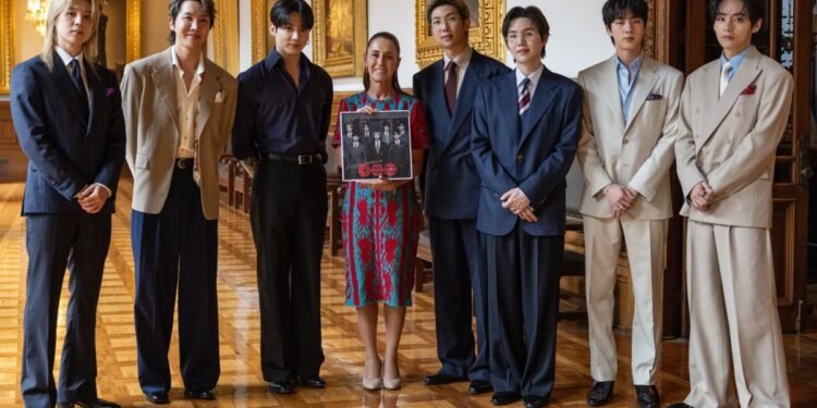 Locura por BTS en México: Sheinbaum los recibe y el Zócalo explota de fans