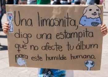 “Una limosnita, digo estampita”; así un pequeño salió a buscar ayuda para su álbum del Mundial