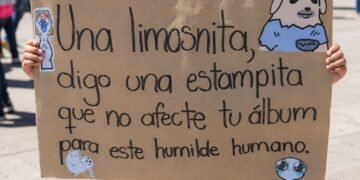 “Una limosnita, digo estampita”; así un pequeño salió a buscar ayuda para su álbum del Mundial