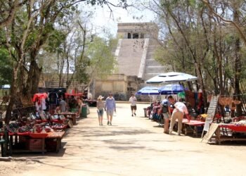 “No nos vamos”: pueblo maya desafía reubicación de locales en Chichén Itzá
