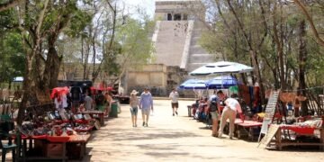 “No nos vamos”: pueblo maya desafía reubicación de locales en Chichén Itzá