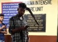 ¡Insólito! Hombre llega consciente a hospital en India con machete en la cabeza