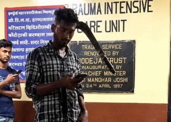 ¡Insólito! Hombre llega consciente a hospital en India con machete en la cabeza