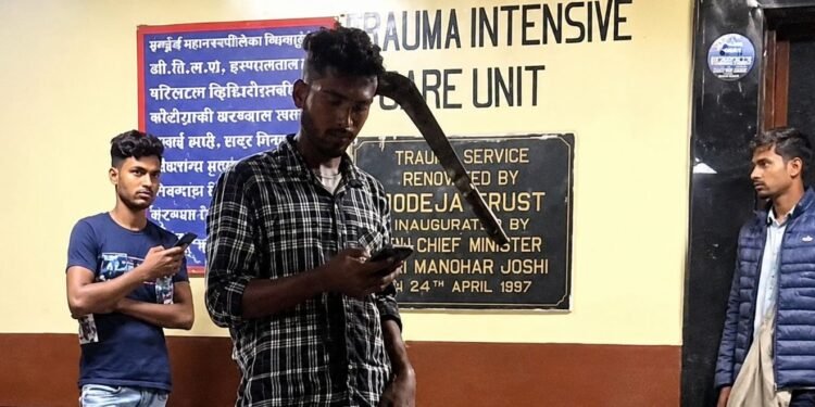 ¡Insólito! Hombre llega consciente a hospital en India con machete en la cabeza