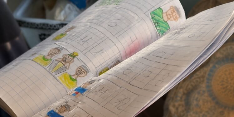 El álbum más viral del Mundial no es Panini; un niño lo hizo con cartón y plumones