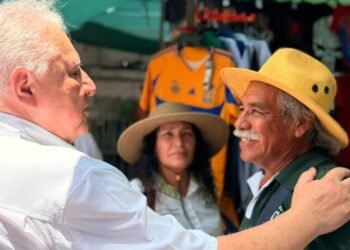 Hay que escuchar al pueblo; Rafael Marín recorre colonias y mercados de Cancún