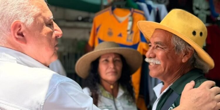 Hay que escuchar al pueblo; Rafael Marín recorre colonias y mercados de Cancún