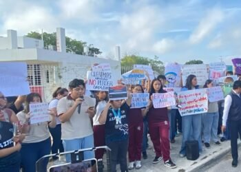 “Tío Richi, ¿y las clases?”: Plantel Azteca en Mérida sale a protestar