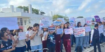 “Tío Richi, ¿y las clases?”: Plantel Azteca en Mérida sale a protestar