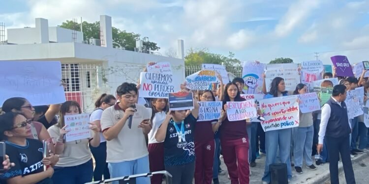 “Tío Richi, ¿y las clases?”: Plantel Azteca en Mérida sale a protestar