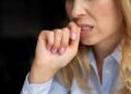 ¿Te muerdes las uñas? El IMSS alerta por infecciones y daños permanentes