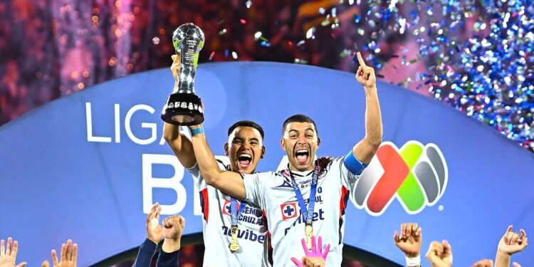 ¡Se cayó la Décima! Trofeo de Cruz Azul pone susto a la afición celeste en Puebla