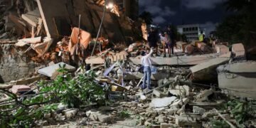 Venezuela eleva a 920 los muertos tras terremotos; la Guaira tiene más daños