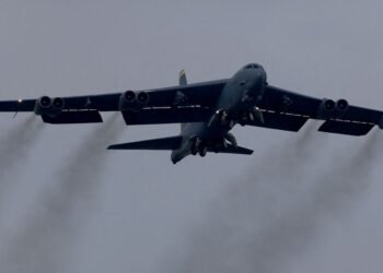 Se estrella bombardero B-52 de Estados Unidos minutos después de despegar