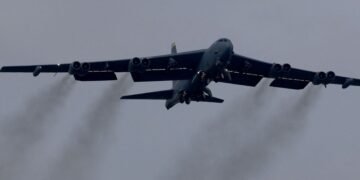 Se estrella bombardero B-52 de Estados Unidos minutos después de despegar