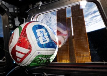 Del espacio a la cancha; astronautas de la NASA ayudan a entender el balón del Mundial 2026