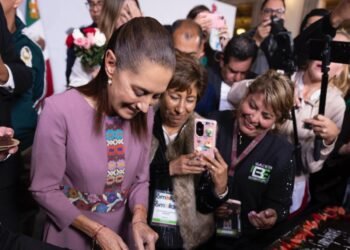 Sheinbaum cumple 64 años y recibe “Las Mañanitas” en plena conferencia