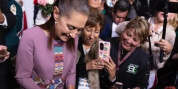 Sheinbaum cumple 64 años y recibe “Las Mañanitas” en plena conferencia